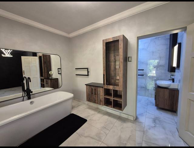 7 BEDROOM HOUSE FOR SALE IN LASIANDRA